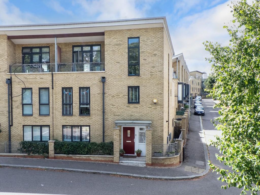 5 bed semidetached house for sale in Wolsey Crescent, Greenhithe DA9