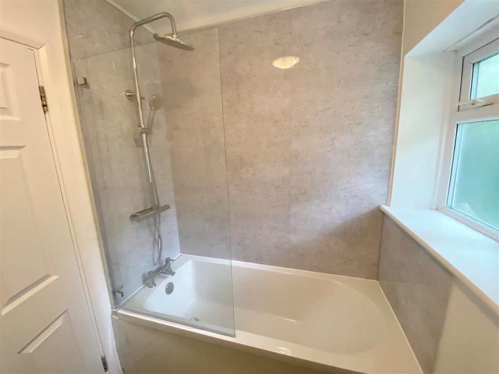 3 bed detached house to rent in Grubbs Lane, Brookmans Park, Herts AL9