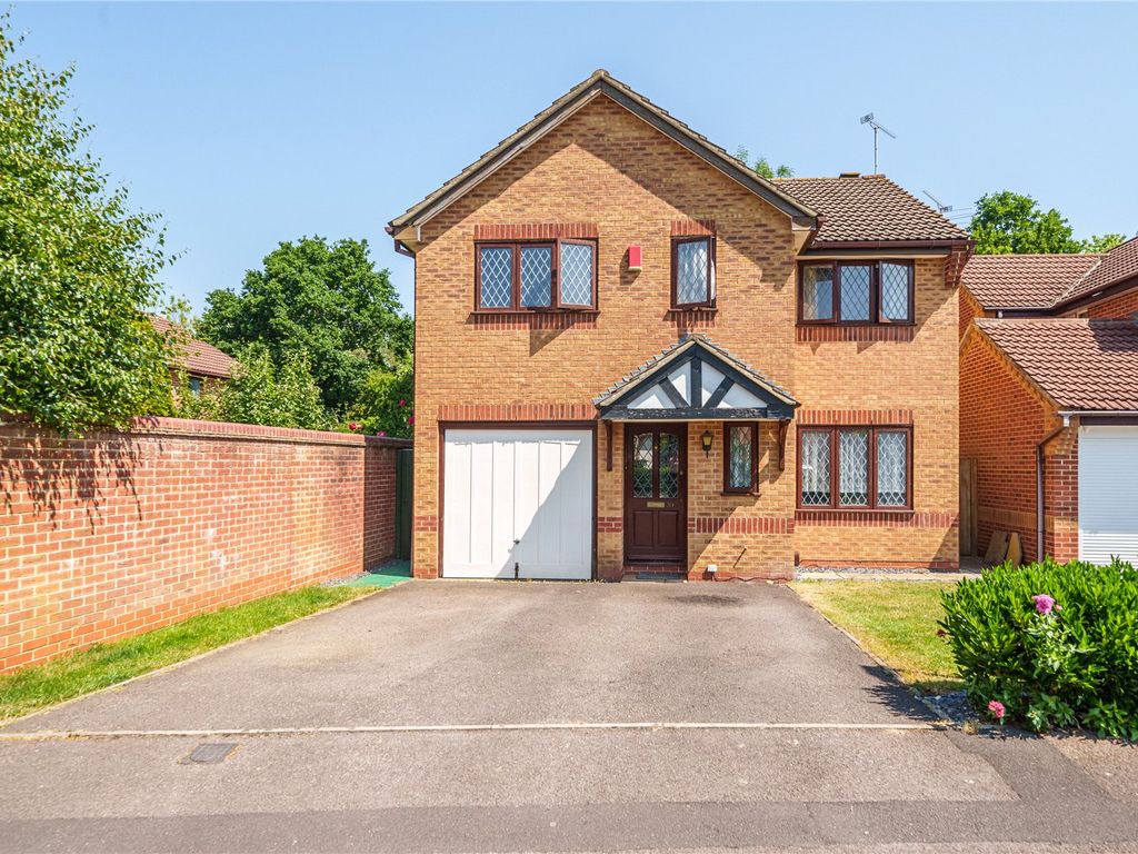 4 bed detached house for sale in Spencer Close, Swindon, Wiltshire SN5