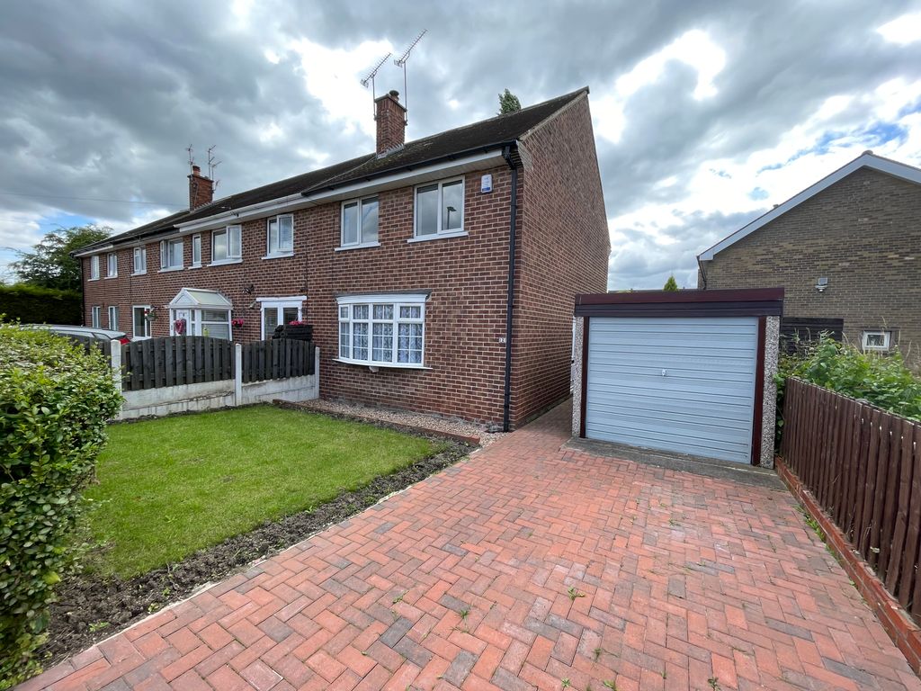 3 bed town house to rent in Road, Wingfield, Rotherham S61, £