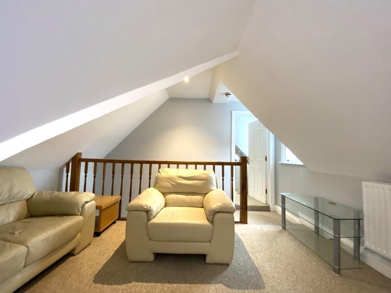 Studio to rent in Farnham Road, Guildford GU2, £1,225 pcm Zoopla