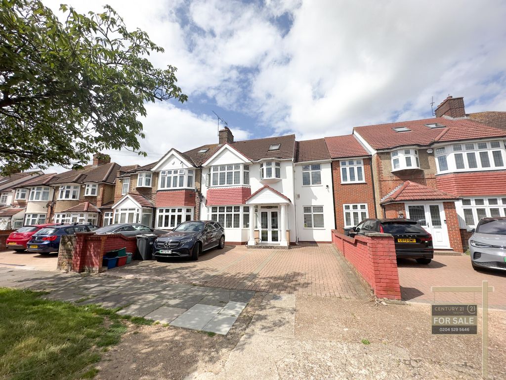 6 bed semidetached house for sale in Burns Way, Heston, Hounslow TW5