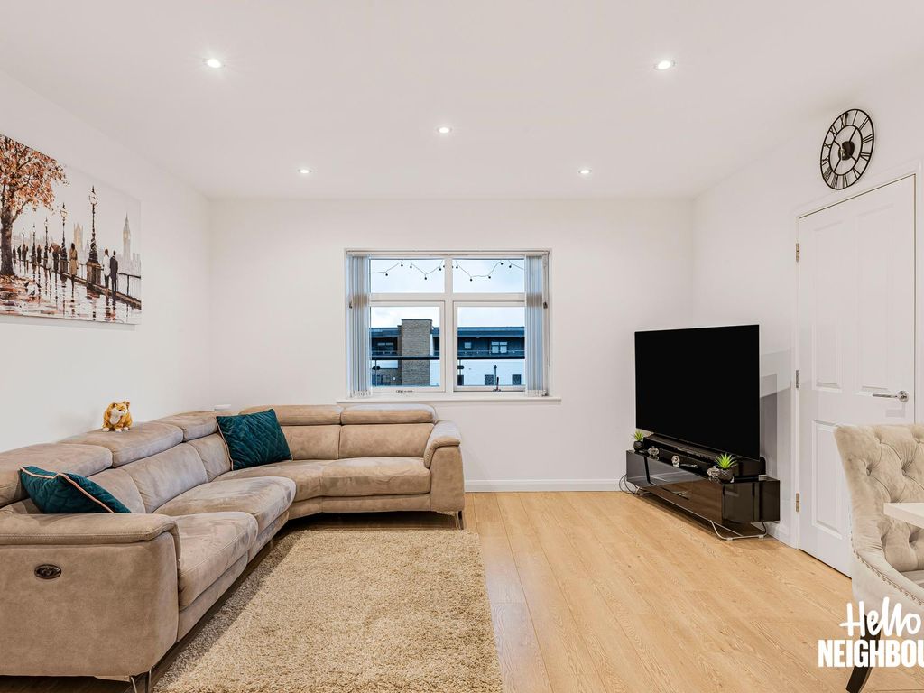 2 bed flat to rent in Thornbury Way, London E17, £2,500 pcm Zoopla