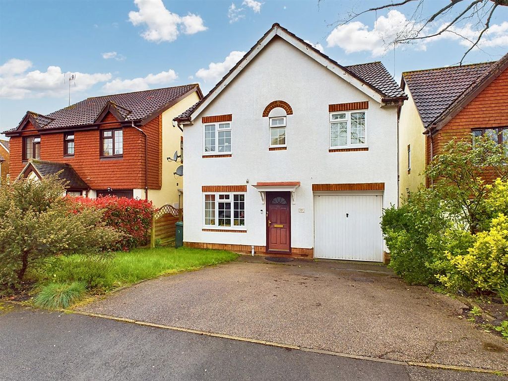 4 bed detached house to rent in Warner Close, Maidenbower, Crawley RH10