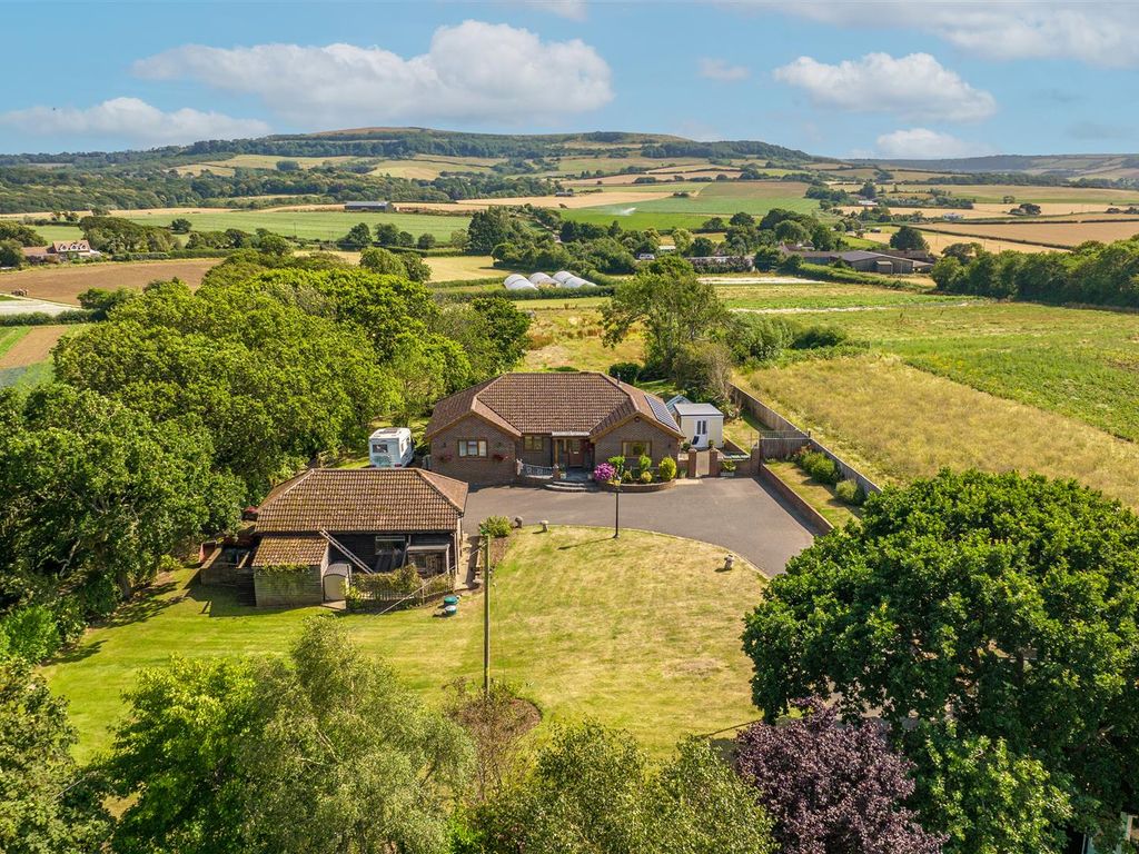 3 bed detached bungalow for sale in Newport Road, Apse Heath, Sandown