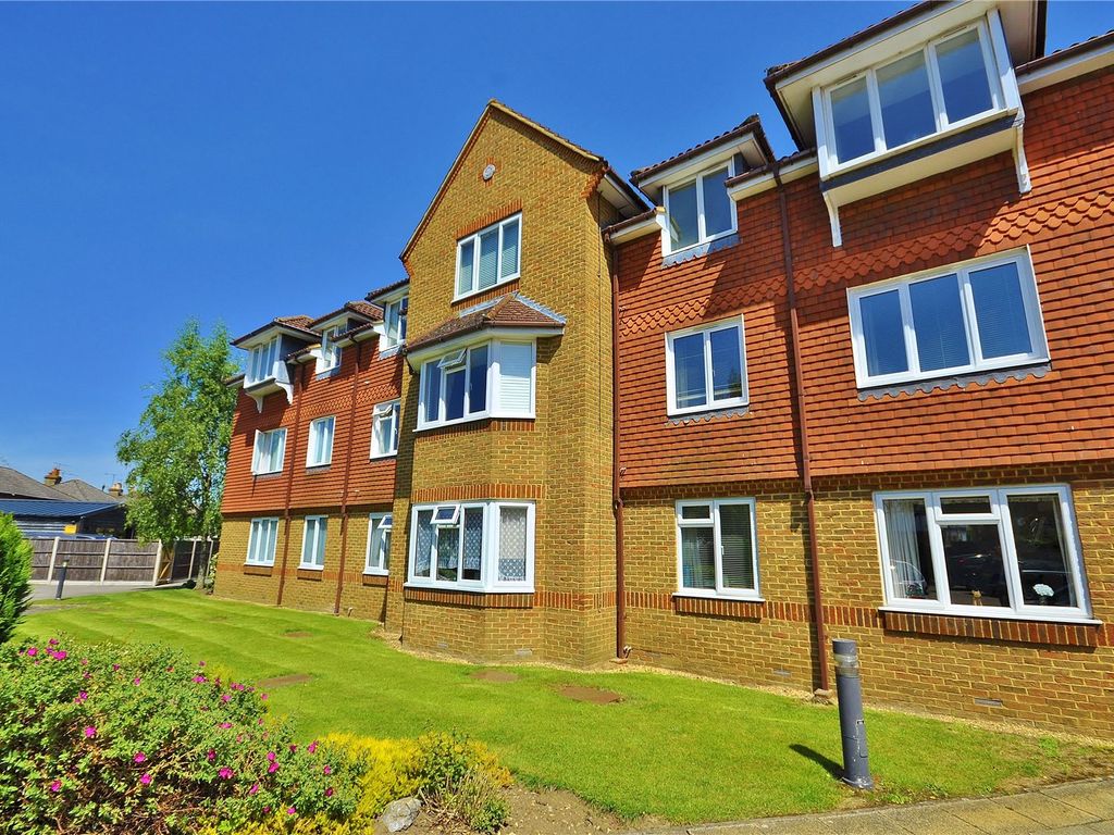 2 bed flat to rent in Allingham Court, Summers Road, Godalming, Surrey