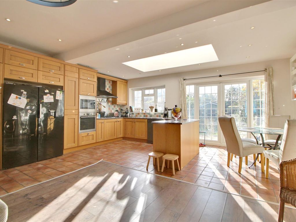 3 bed terraced house for sale in Bush Hill Road, London N21, £725,000