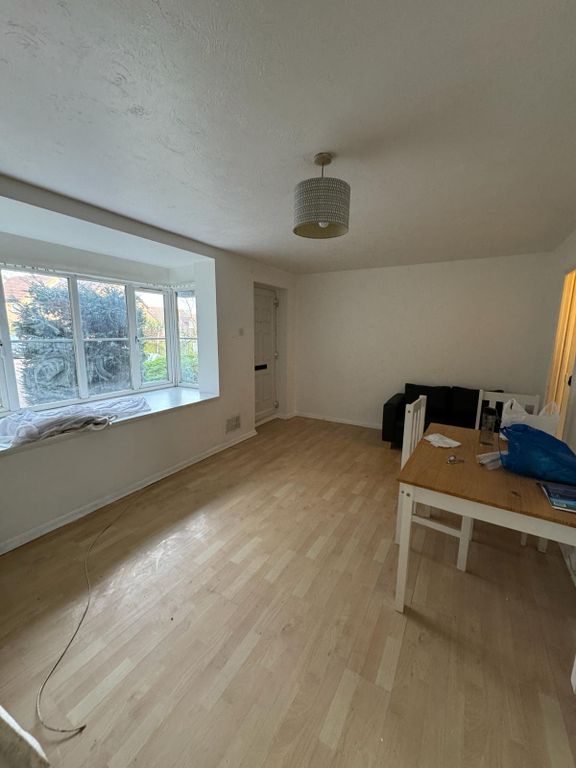 Studio to rent in Snowdon Drive, London NW9, £1,100 pcm Zoopla