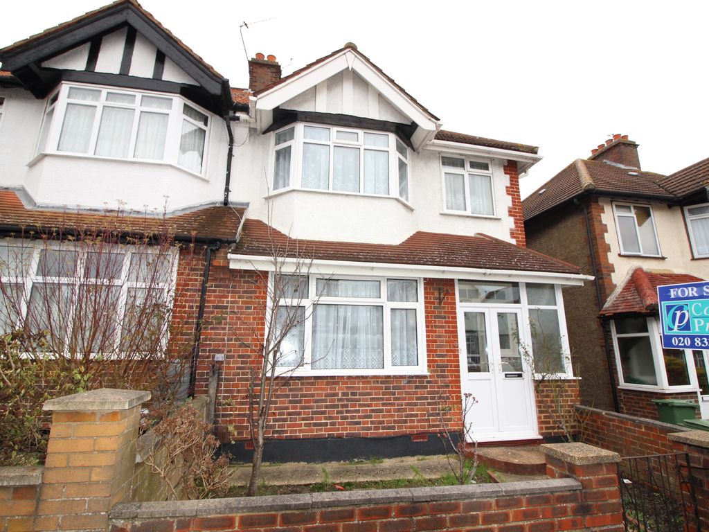 3 bed semidetached house for sale in St Philips Avenue, Worcester Park