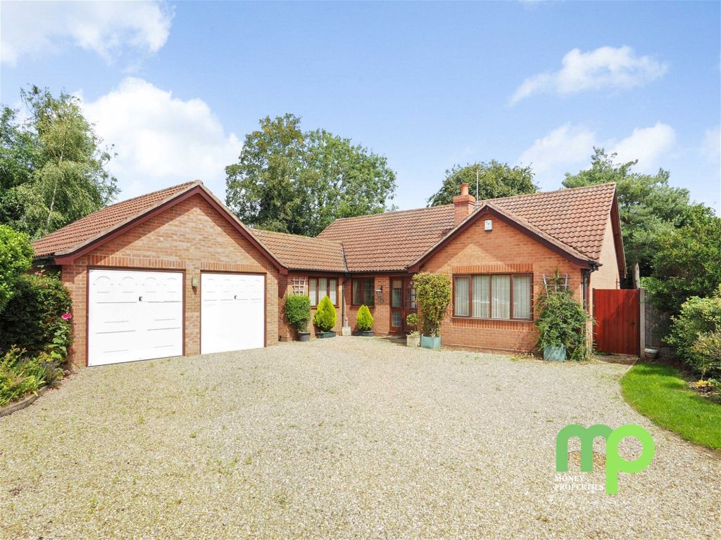 3 bed detached house for sale in Golden Pightle, Barford, Norwich NR9, £425,000 Zoopla