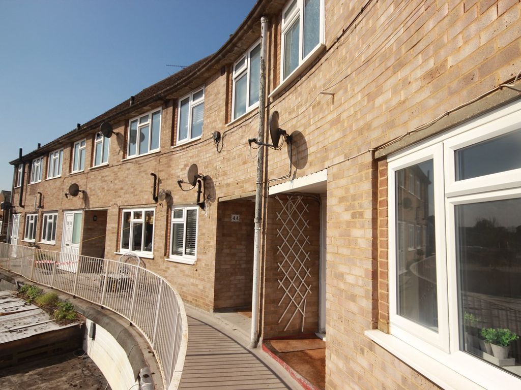 3 bed flat to rent in Robin Parade, The Broadway, Farnham Common SL2