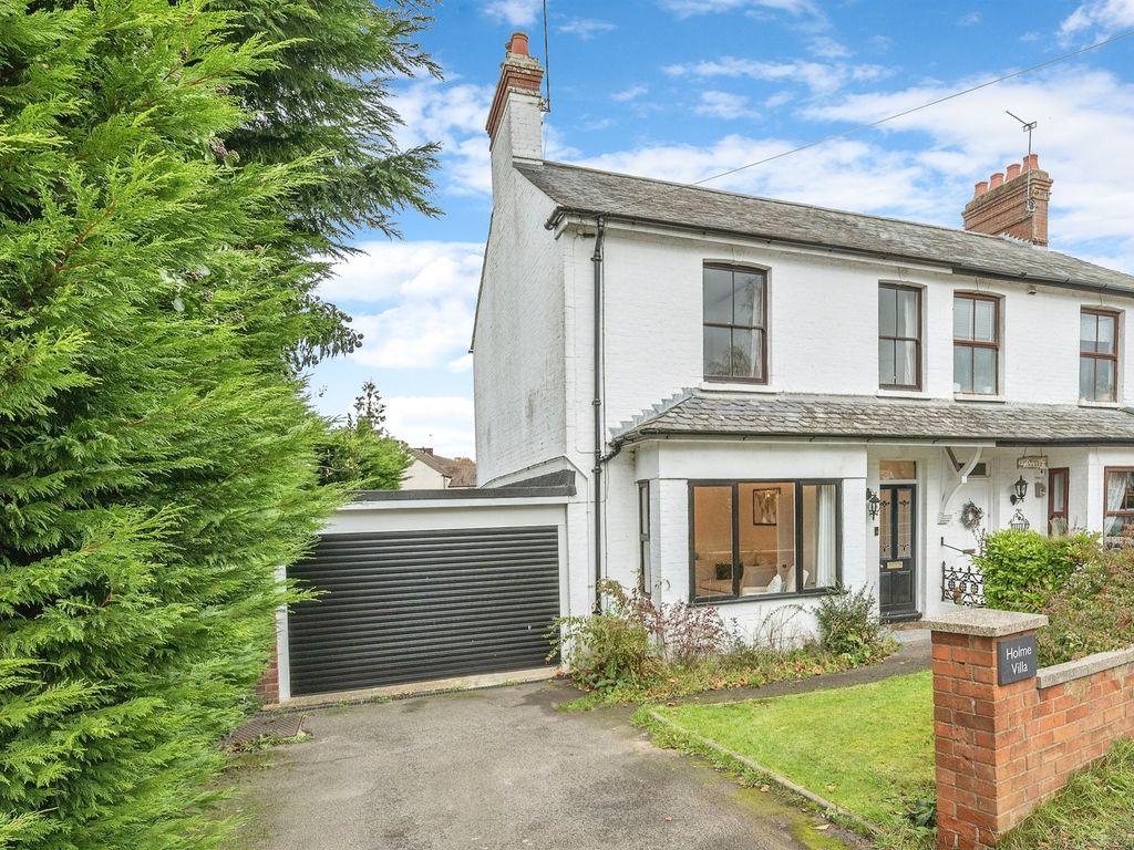 4 bed semidetached house for sale in New Road, Belton, Great Yarmouth