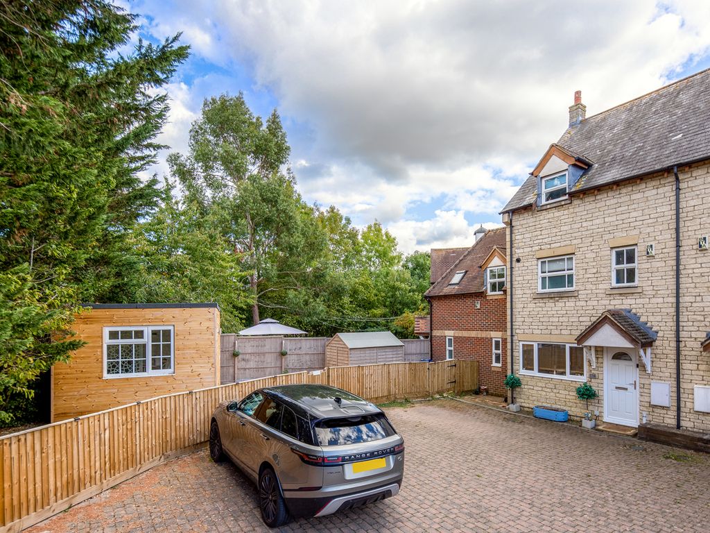 4 bed town house for sale in Lucerne Avenue, Bicester OX26, £425,000