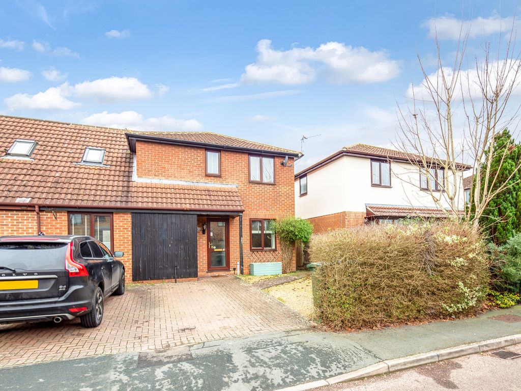 3 bed semidetached house for sale in Dove Green, Bicester OX26, £