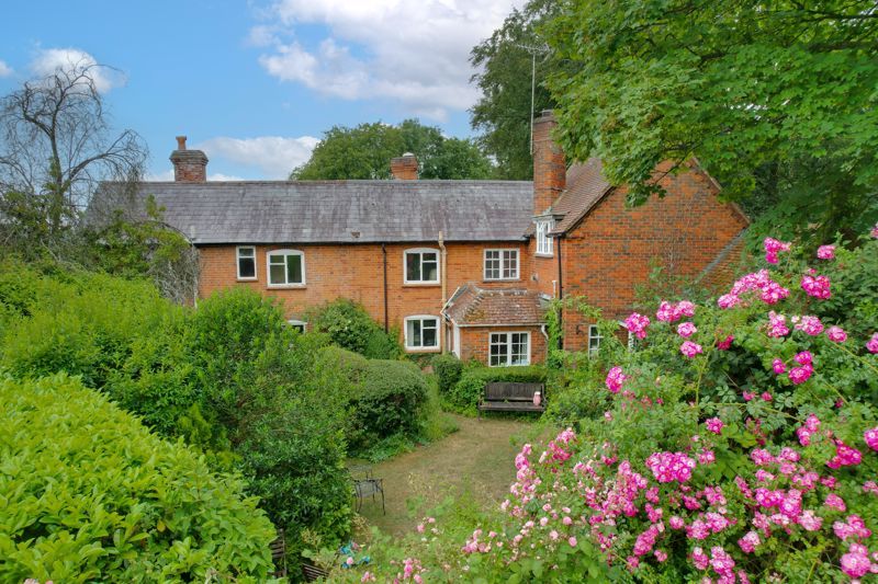 4 bed detached house for sale in New Cottages, Bentley, Farnham GU10, £
