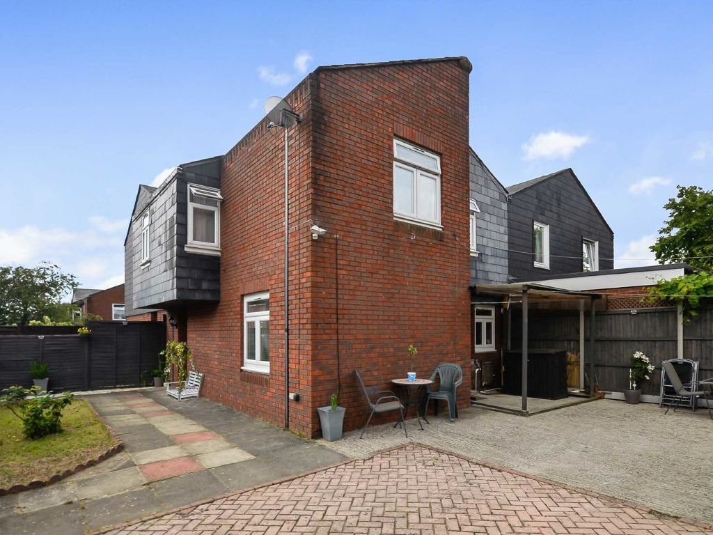 4 bed property for sale in Whitmore Close, London N11 Zoopla