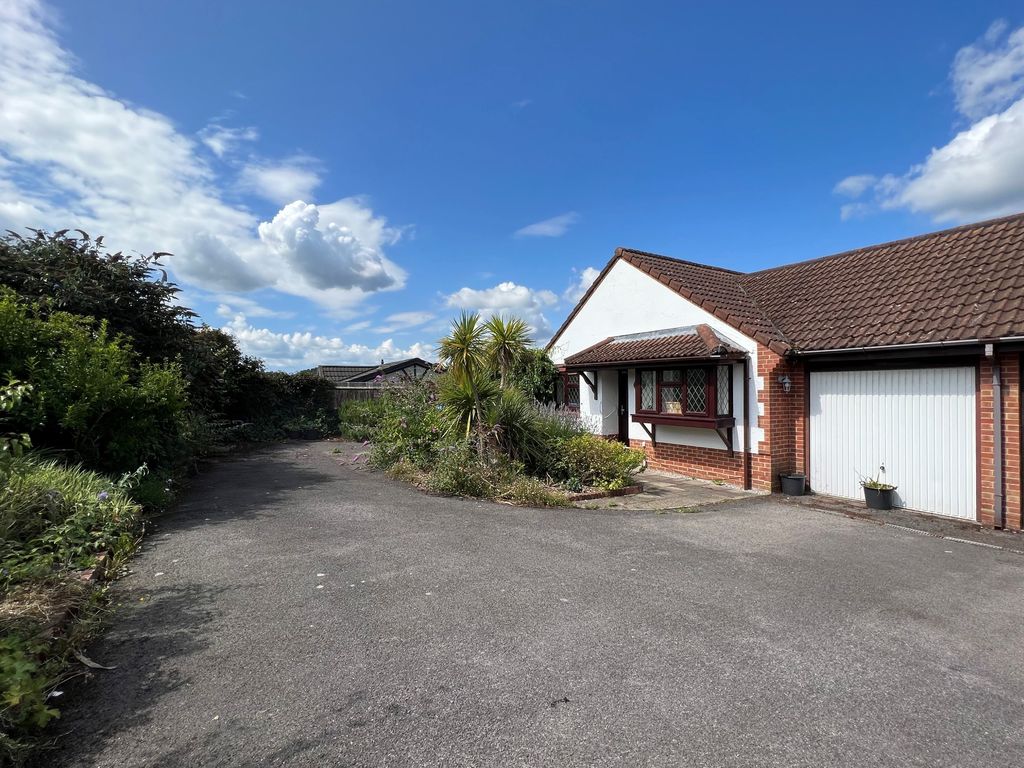 3 bed bungalow for sale in Catamaran Close, Warsash, Southampton SO31