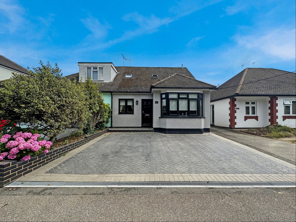 3 bed semidetached bungalow for sale in Church Road, Corringham