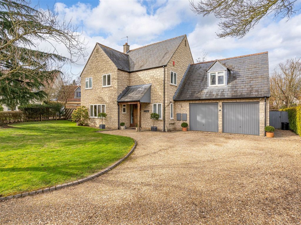 5 bed detached house for sale in Fairleigh Rise, Kington Langley