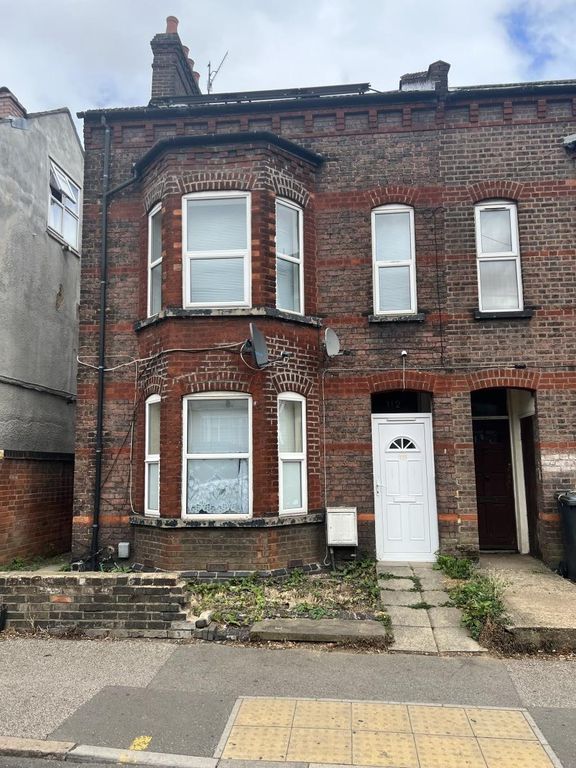 Room to rent in Old Bedford Road, Luton LU2, £625 pcm Zoopla