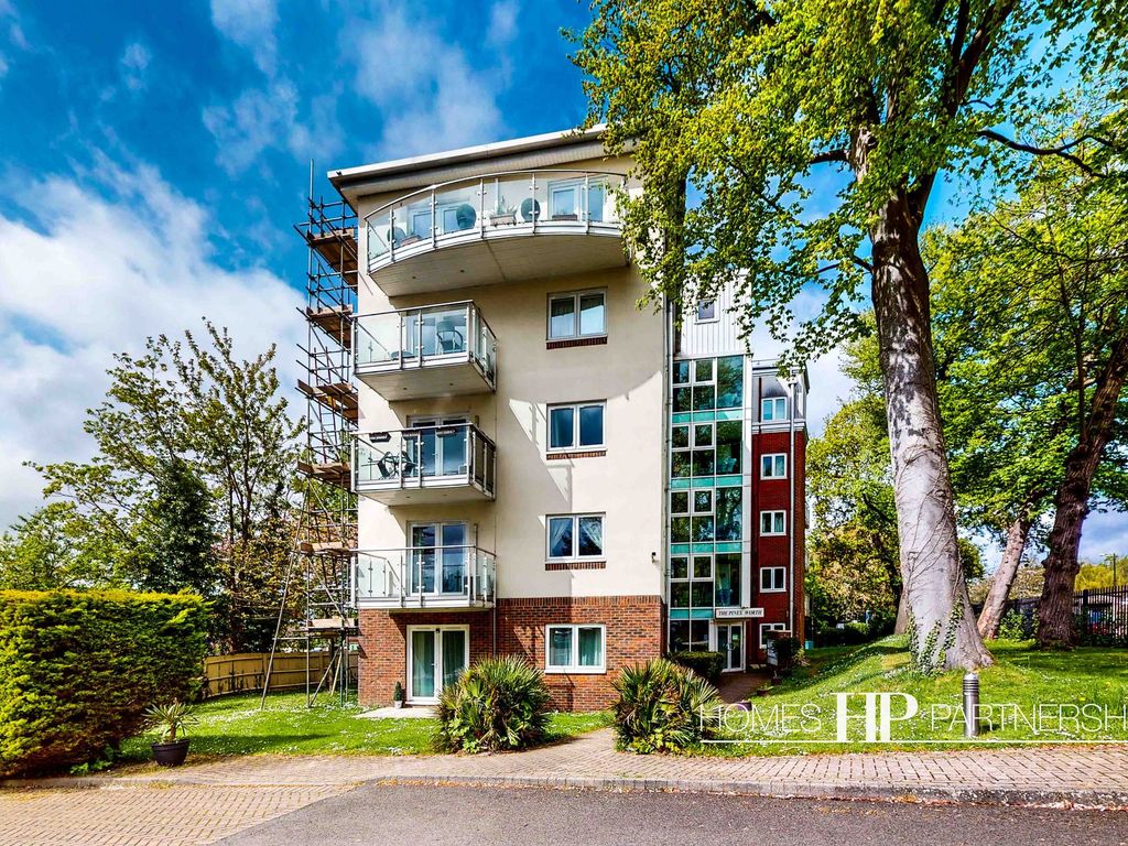 1 bed flat to rent in Turners Hill Road, Pound Hill RH10 Zoopla