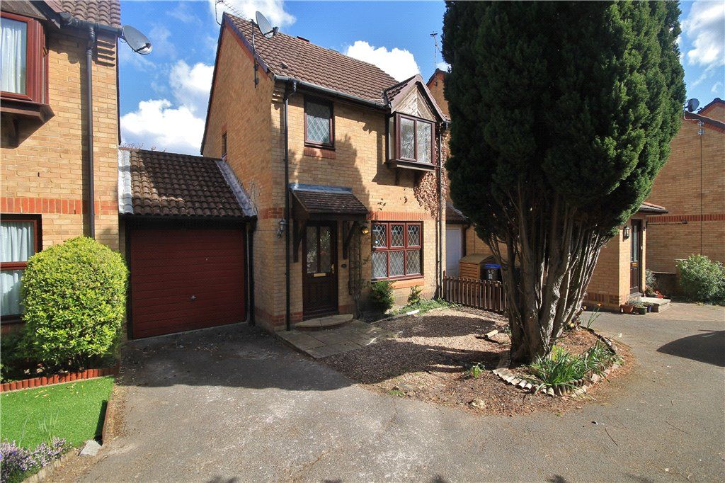 3 bed detached house to rent in Badgers Close, Woking, Surrey GU21, £