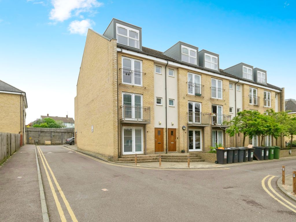 2 bed flat for sale in Grove Road, Hitchin, Hertfordshire SG4, £124,000