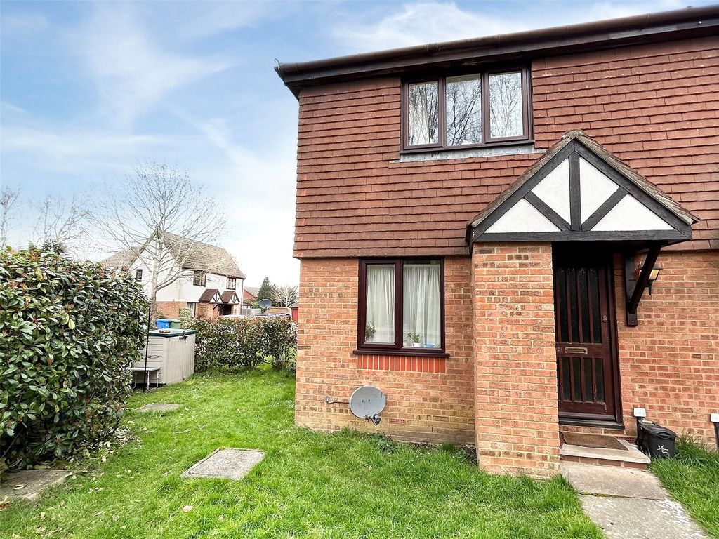 1 bed terraced house for sale in Morden Close, The Warren, Bracknell