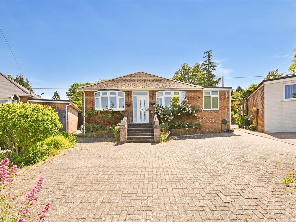 3 bed detached bungalow for sale in Highbury Road, Anna Valley, Andover