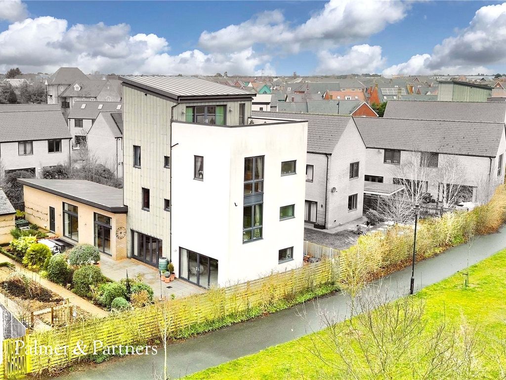 6 bed detached house for sale in Dunwich Close, Ipswich, Suffolk IP3, £