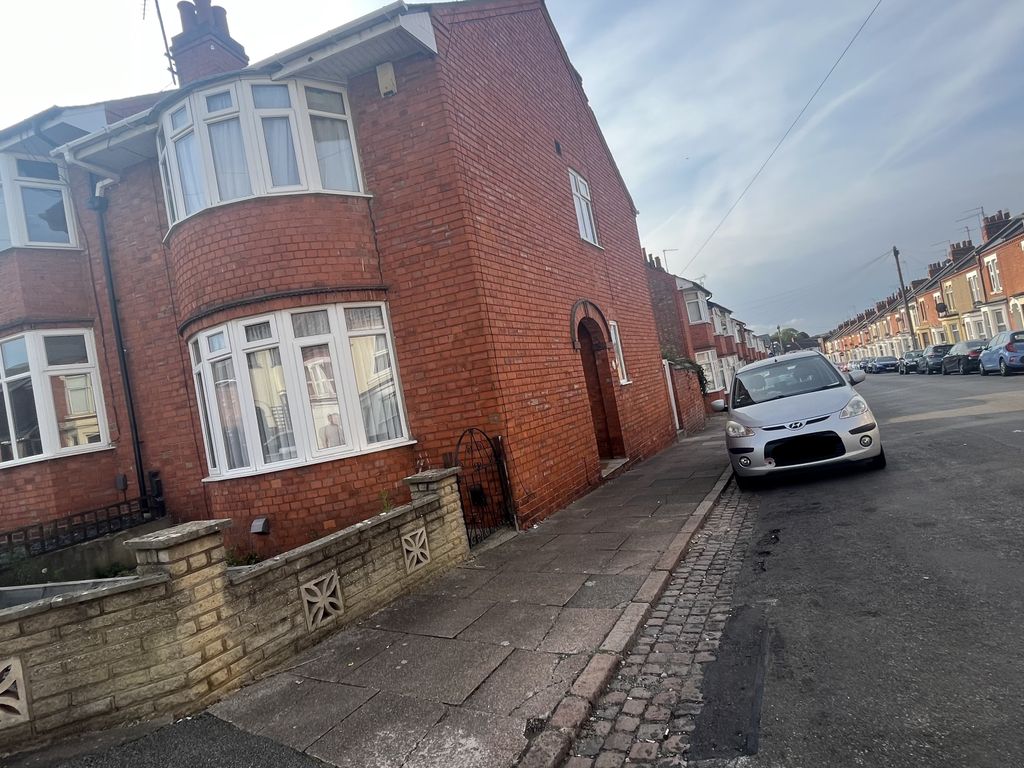 3 bed property to rent in Monks Park Road, Abington, Northampton NN1