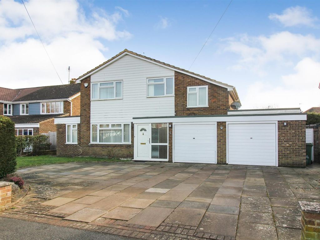 4 bed detached house to rent in Camborne Avenue, Aylesbury HP21, £2,200