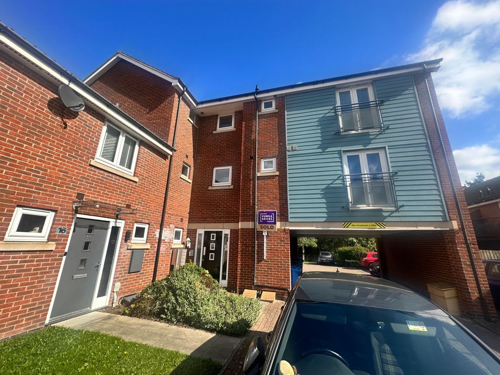 1 bed flat for sale in 17 Sandwell Park, Kingswood, Hull HU7, £70,000