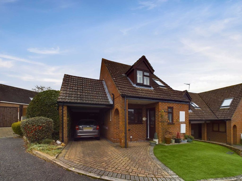 2 bed linkdetached house for sale in Maytree Close, Marlow Bottom SL7