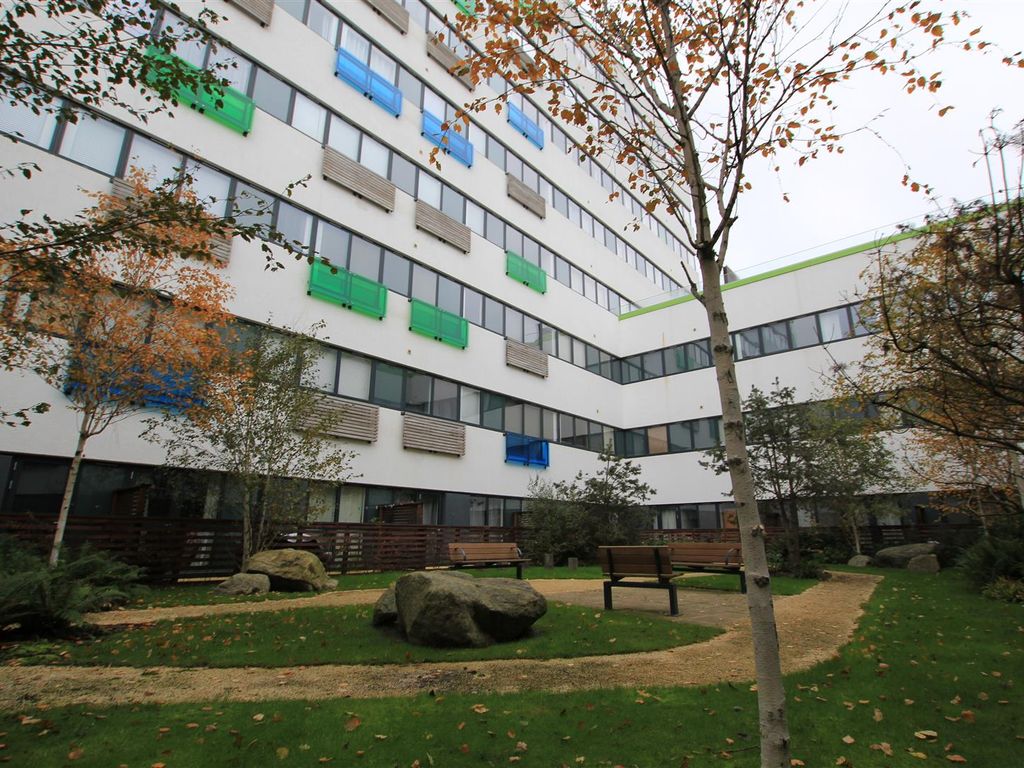 2 bed flat for sale in West Terrace, Six Hills House, Kings Road