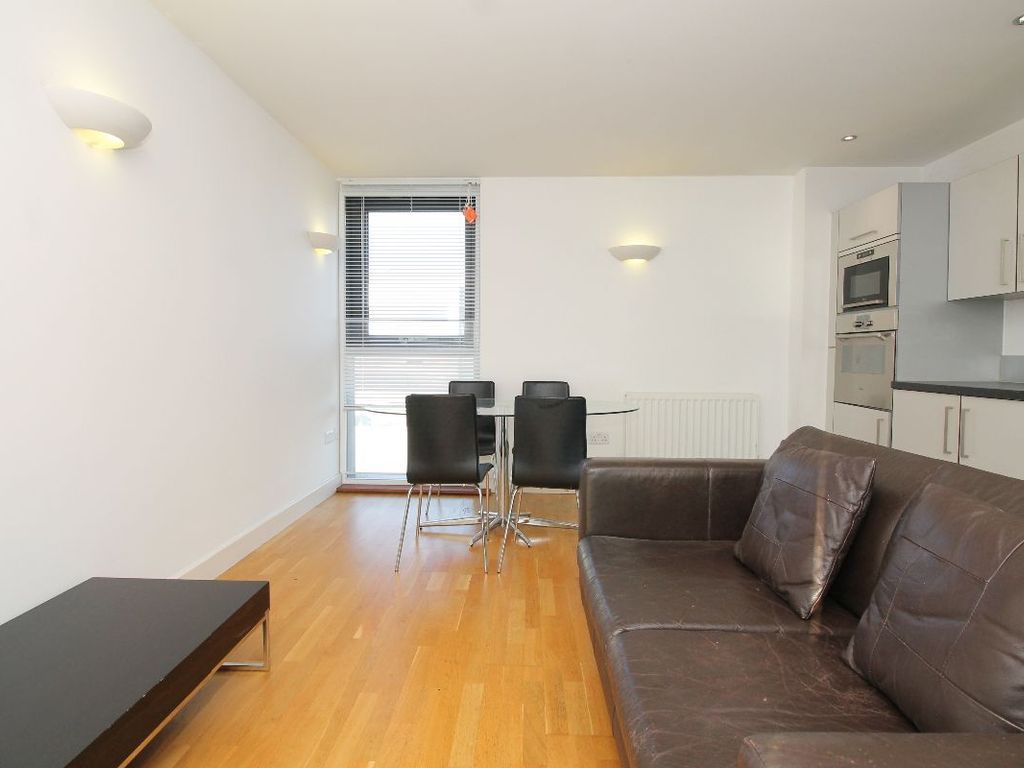 2 bed flat to rent in Proton Tower, Blackwall Way E14, £2,295 pcm Zoopla