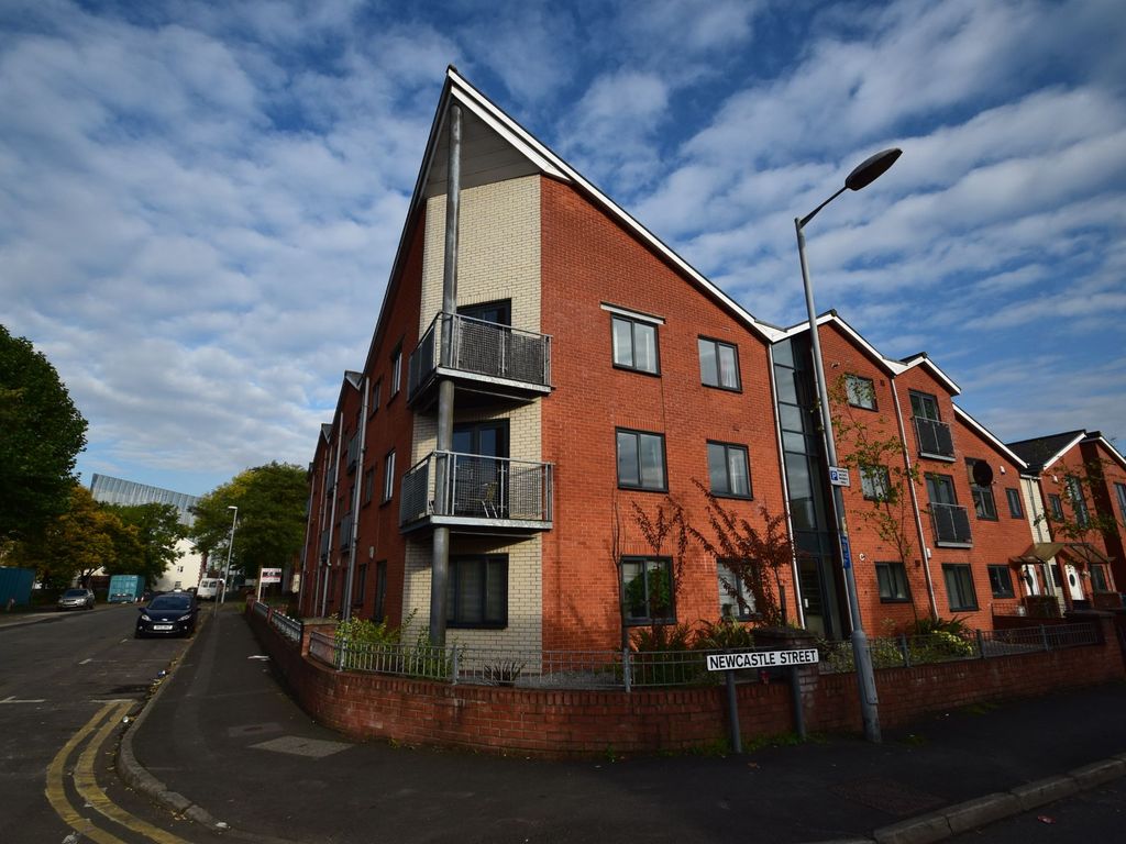2 bed flat to rent in Newcastle Street, Hulme, Manchester M15, £1,195