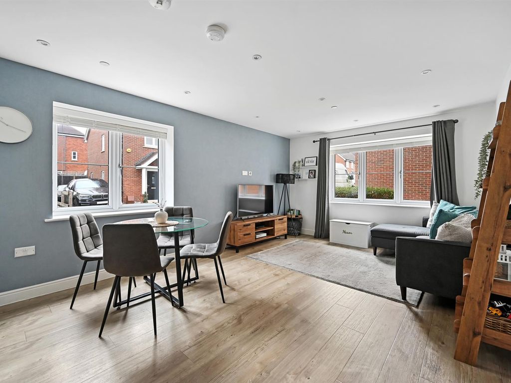 2 bed flat for sale in Ceres Crescent, Epsom KT17, £400,000 Zoopla