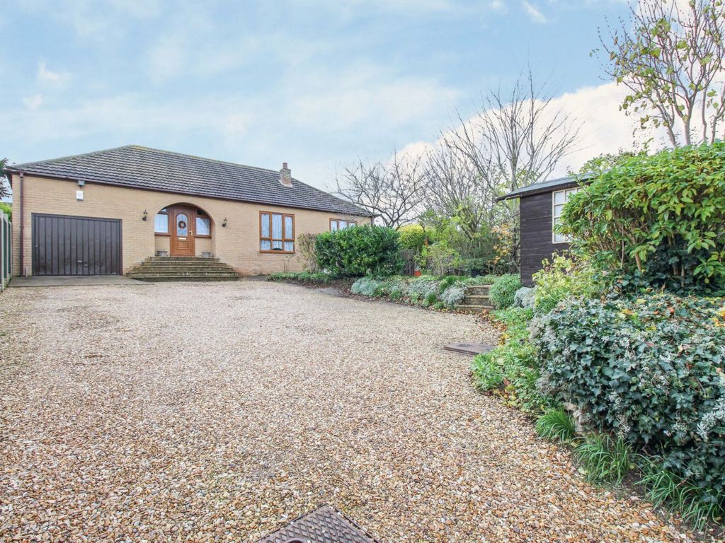 3 bed detached bungalow for sale in Lincoln Road, Washingborough
