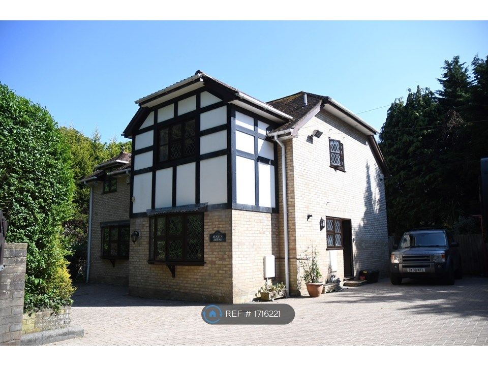 4 bed detached house to rent in Lower Buckland Road, Lymington SO41