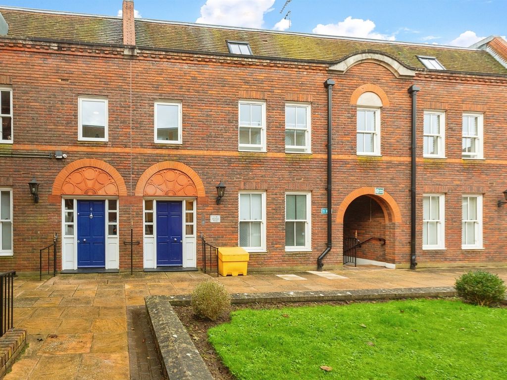 2 bed flat for sale in Oxford Road, Aylesbury HP19, £240,000 Zoopla
