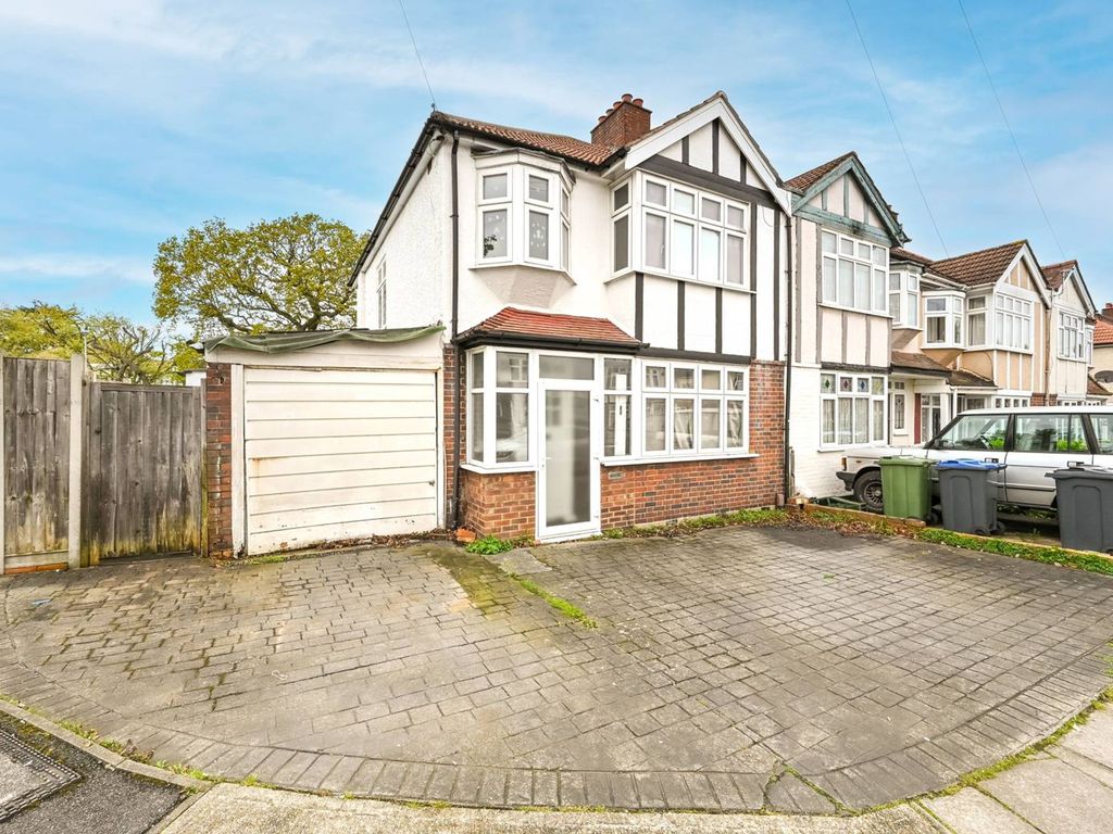 3 bed terraced house to rent in College Gardens, New Malden KT3, £4,000