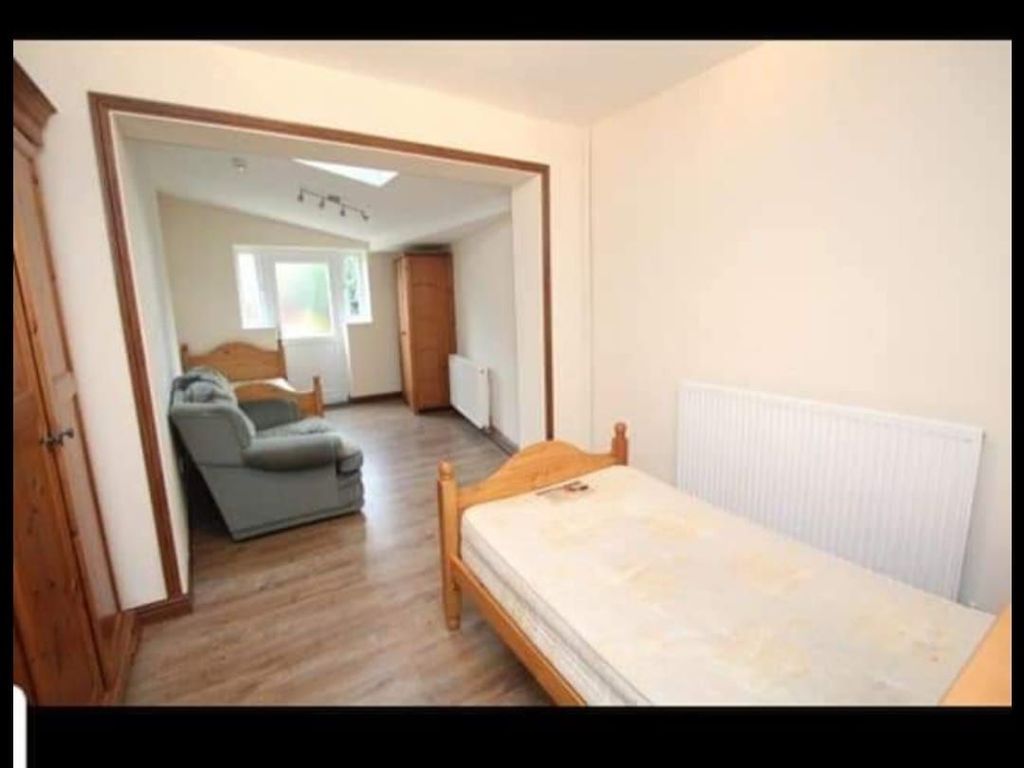 Room to rent in Warbank Crescent, New Addington, Croydon CR0 Zoopla