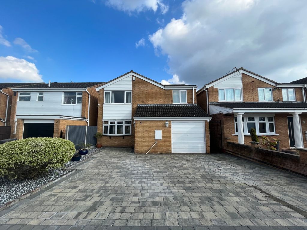 4 bed detached house for sale in Emerson Close, Leicester