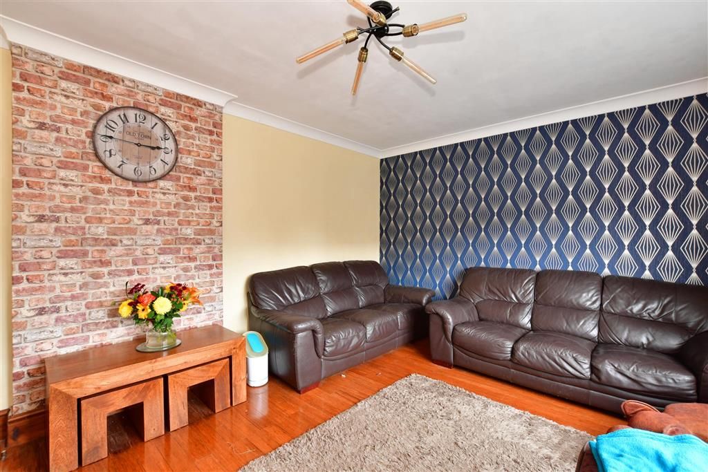 3 bed semidetached house for sale in Oak Ride, Tonbridge, Kent