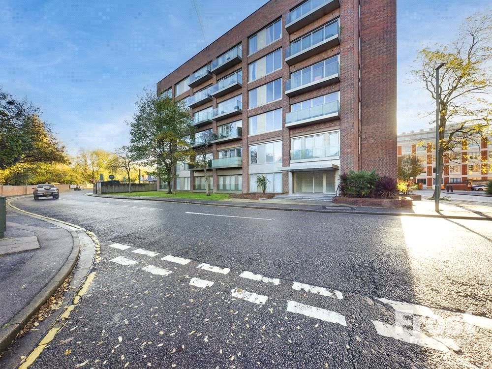 2 bed flat for sale in Fairfield Avenue, StainesUponThames, Surrey