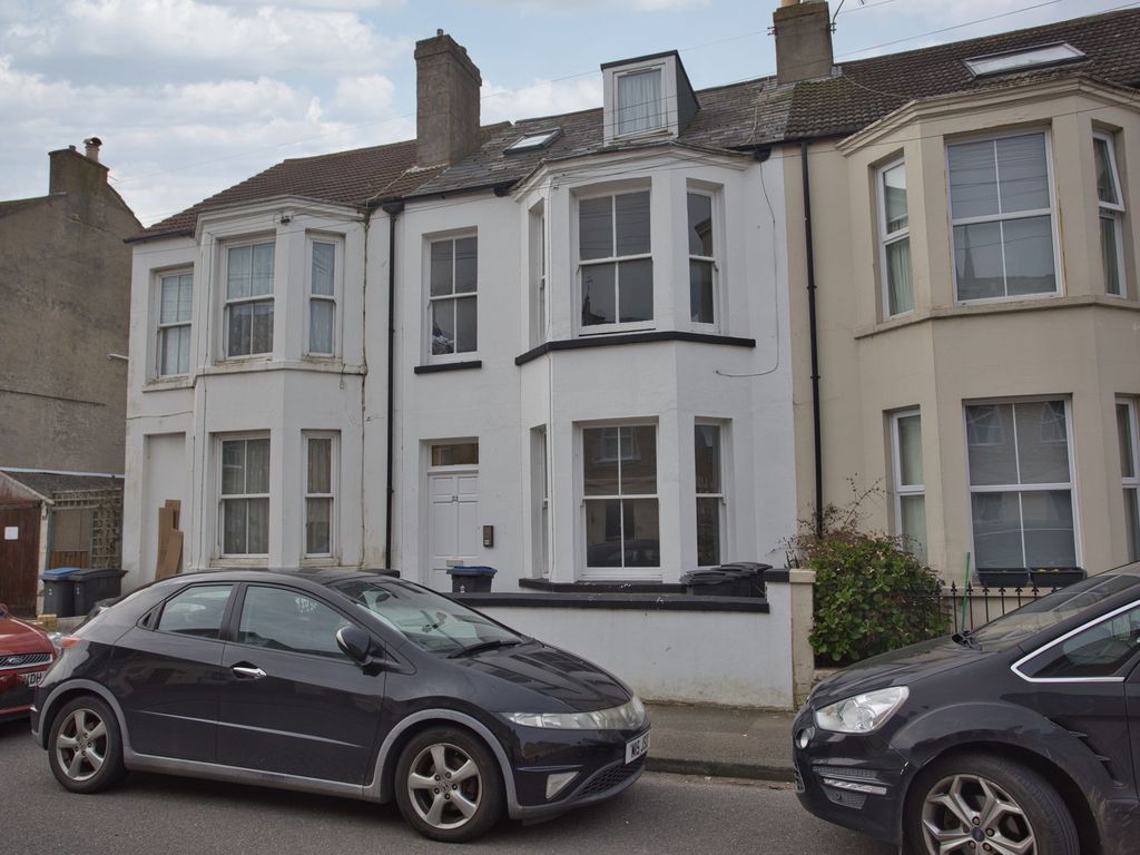 2 bed flat for sale in Canada Road, Walmer CT14, £160,000 Zoopla