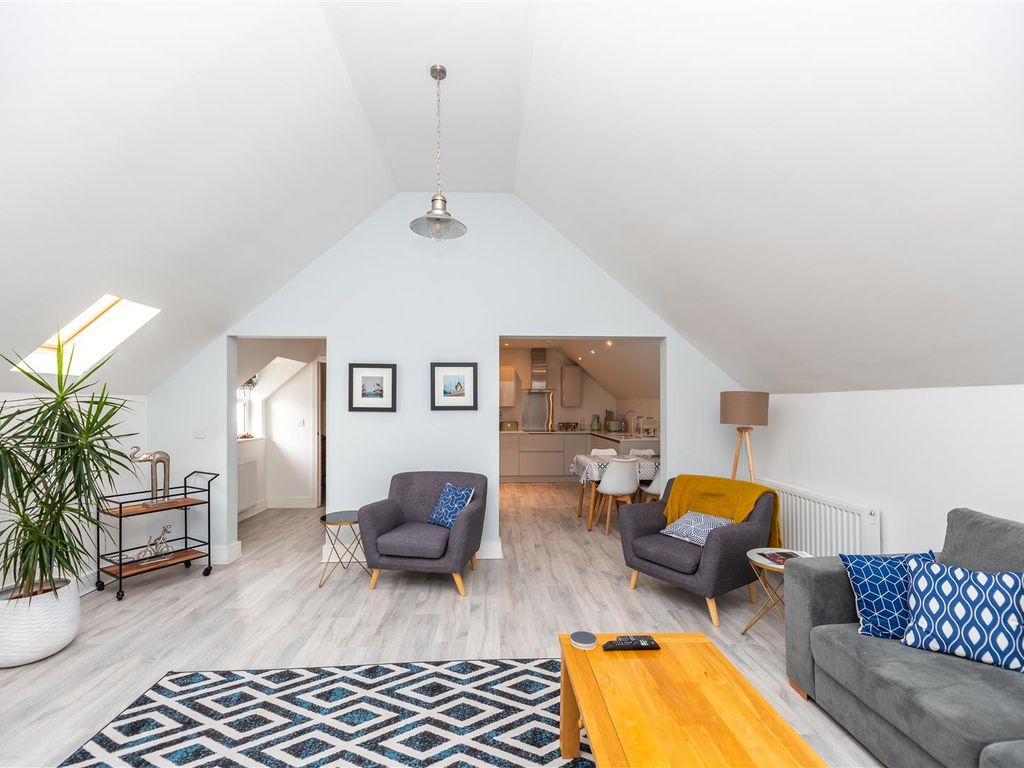 2 bed flat to rent in Overland Road, Mumbles, Swansea SA3, £1,275 pcm