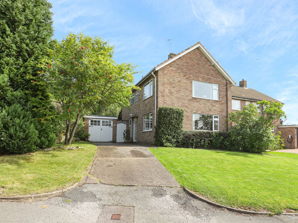 4 bed semidetached house for sale in Peak View Road, Chesterfield S40