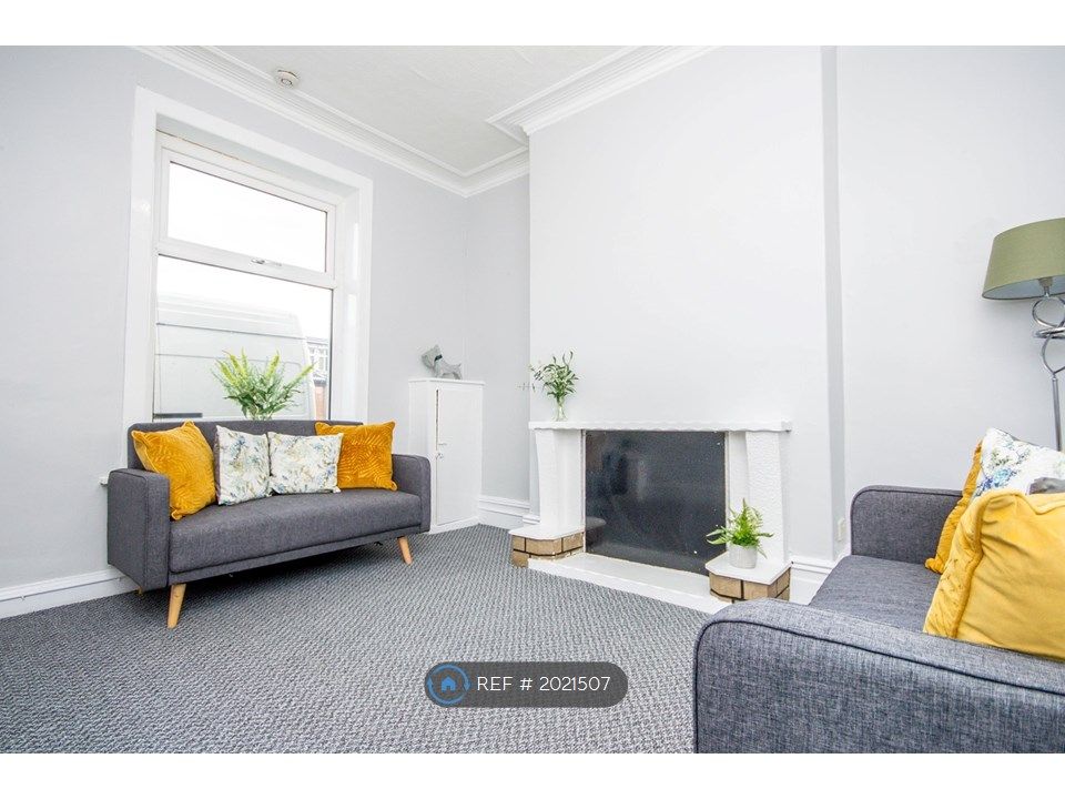 3 bed terraced house to rent in Sandringham Road, Darwen BB3, £775 pcm